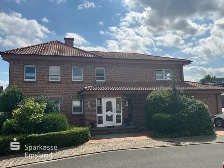 Straßenansicht Wohnhaus - Haus kaufen in Sögel - Wohnen, Arbeiten und Entspannen in Top-LageEinfamilienhaus mit Gewerbe in Sögel