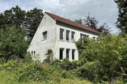 Hausansicht - Haus kaufen in Düsseldorf - Freistehendes Einfamilienhaus mit tollem Grundstück in gefragter Wohnlage!