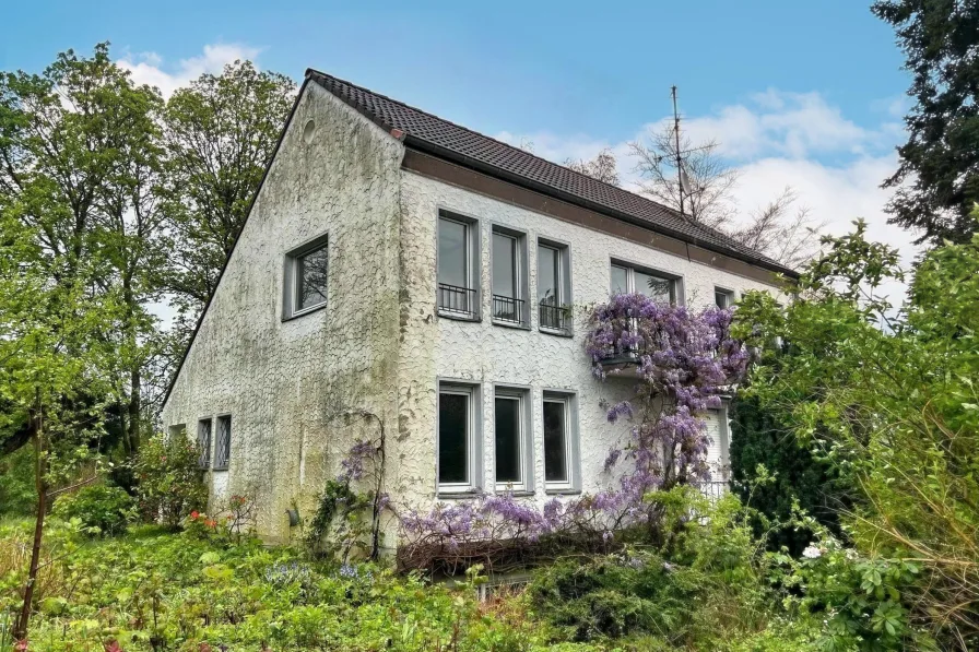 Hausansicht - Haus kaufen in Düsseldorf - Freistehendes Einfamilienhaus mit tollem Grundstück in gefragter Wohnlage!