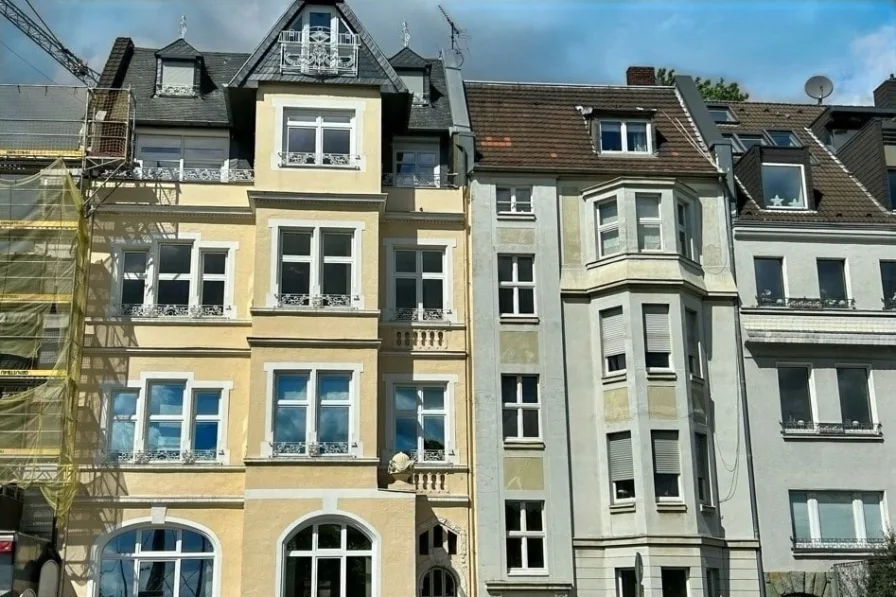Hausansicht - Wohnung kaufen in Düsseldorf - 3-Zimmer-Wohnung mit 3 Balkonen in bester Lage von Düsseldorf-Oberkassel