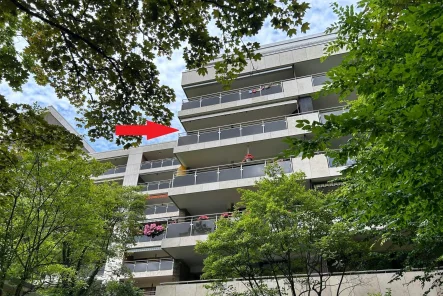 Hausansicht - Balkon zur Wohnung - Wohnung kaufen in Erkrath - 3-Raum-Wohnung mit großem Balkon u. toller Aussicht, Pkw-Stellplatz inkl.! 