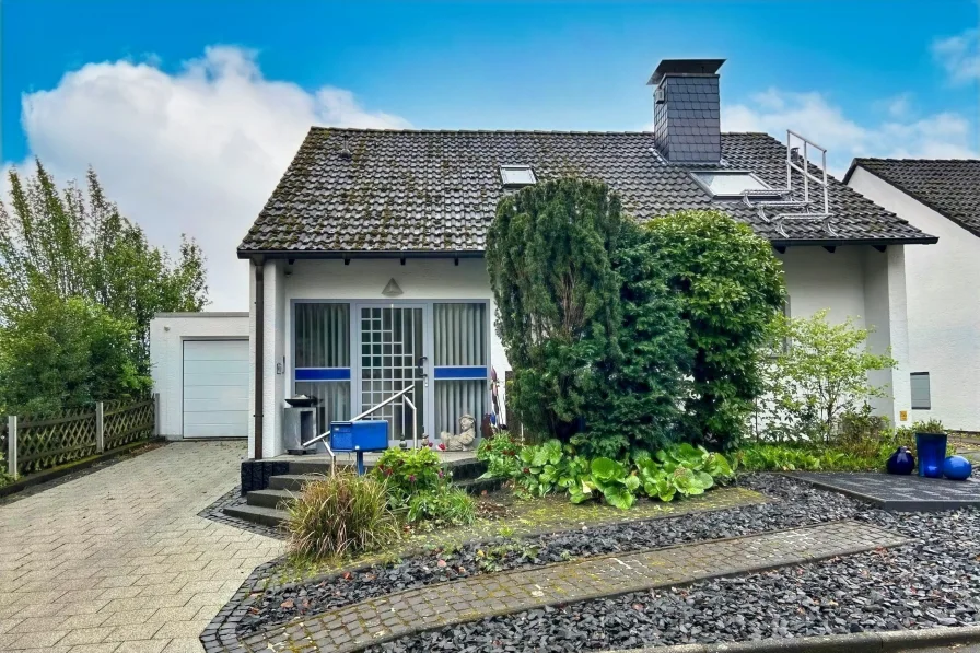 Hausansicht - Haus kaufen in Erkrath - Top gepflegtes Einfamilienhaus mit Garage in gefragter Wohnlage!