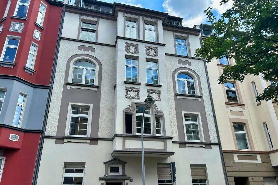 Hausansicht - Wohnung kaufen in Düsseldorf - Kapitalanlage! Vermietete und gepflegte 2-Zimmer-Wohnung mit Balkon