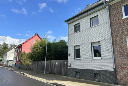 Hausansicht - Haus kaufen in Erkrath - Gepflegtes Einfamilienhaus mit Garten, Garage und Werkstatt!