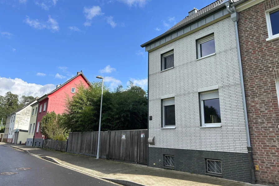 Hausansicht - Haus kaufen in Erkrath - Gepflegtes Einfamilienhaus mit Garten, Garage und Werkstatt!