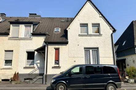 Hausansicht - Haus kaufen in Wülfrath - Handwerker aufgepasst! Doppelhaushälfte in Wülfrath mit Garten, Garage, Carport u. Stellplatz