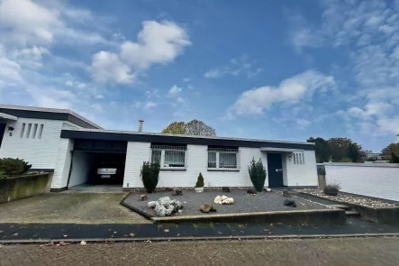 Außenansicht - Haus kaufen in Erkrath - Schöner Bungalow mit Pool und 2 Garagen in bester Lage!