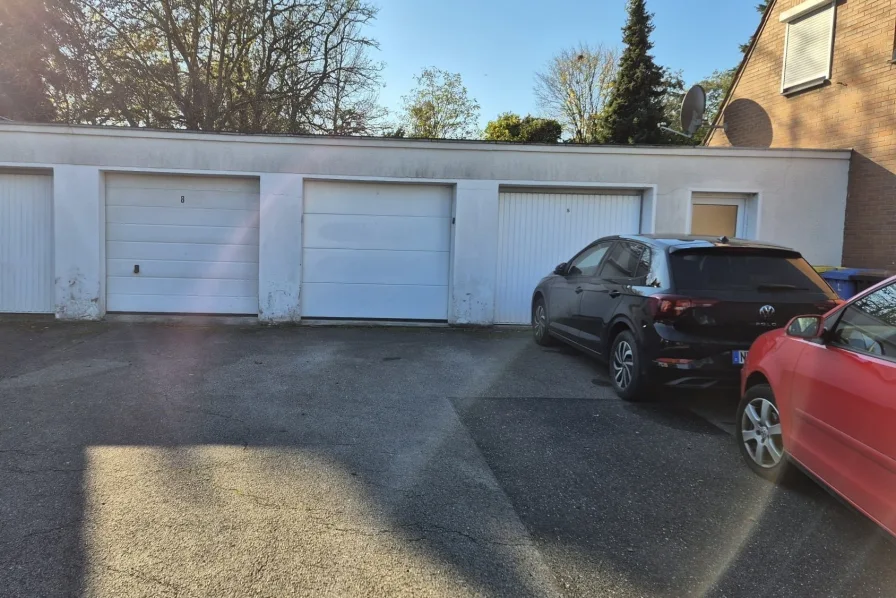 Garage (zweite von rechts)