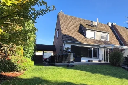 Rückansicht - Garten - Haus kaufen in Kaarst - Gepflegtes Einfamilienhaus mit großer Terrasse, Garten und Außenpool!