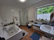 Badezimmer mit Dusche und Wanne EG