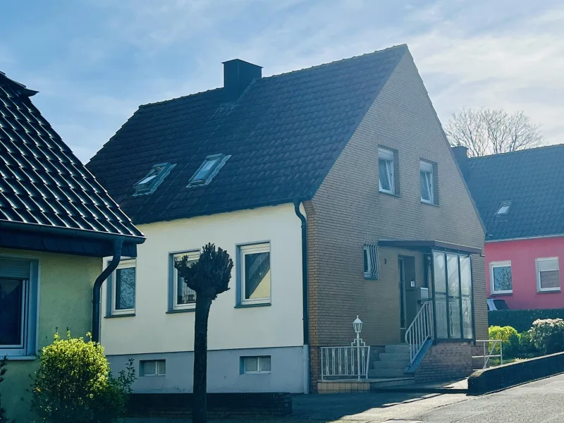 Hausansicht - Haus kaufen in Xanten - Freistehendes Einfamilienhaus mit Garten + Garage im Herzen von Xanten