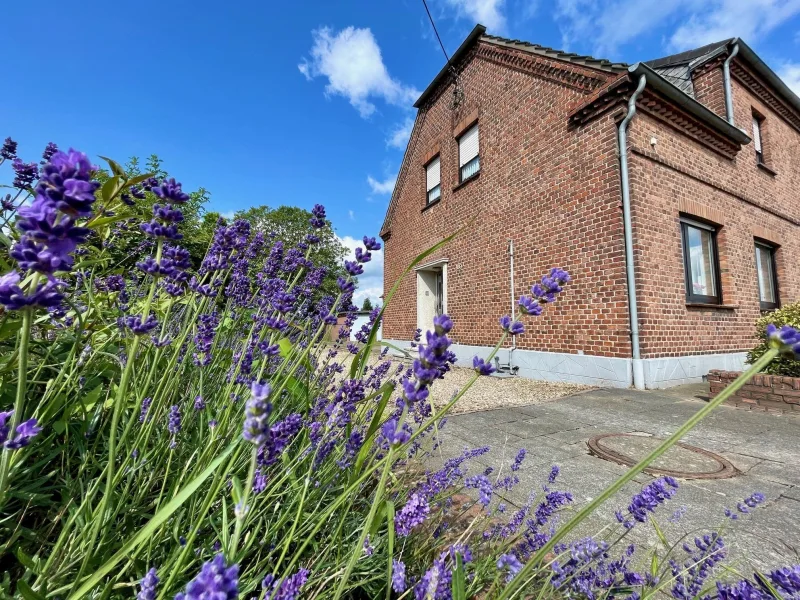 Seitenansicht - Haus kaufen in Rheinberg - Urige Doppelhaushälfte auf großem Grundstück mit XXL Garage im grünen Rheinberg/Millingen!