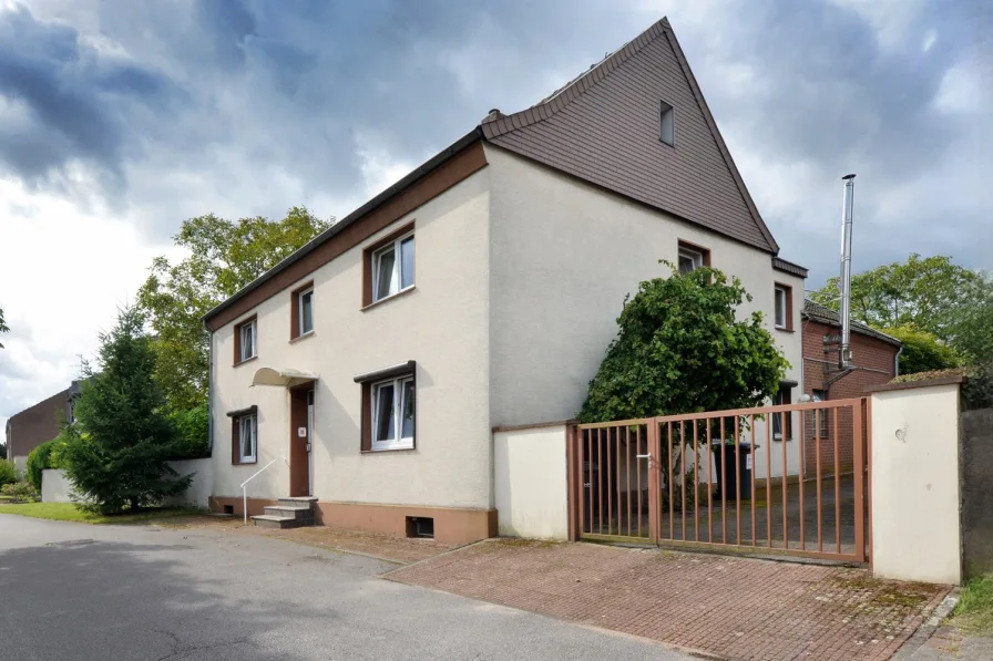 Hausansicht - Haus kaufen in Moers - Für große Familien,Garten- und Naturliebhaber - mit zusätzlicher Bebauungsmöglichkeit