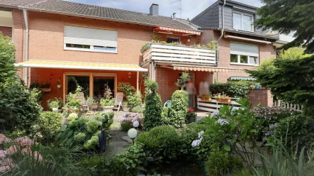 Gartenansicht des Hauses - Haus kaufen in Moers - Gepflegtes Haus in toller Lage mit sicherer Mieteinnahme im Obergeschoss