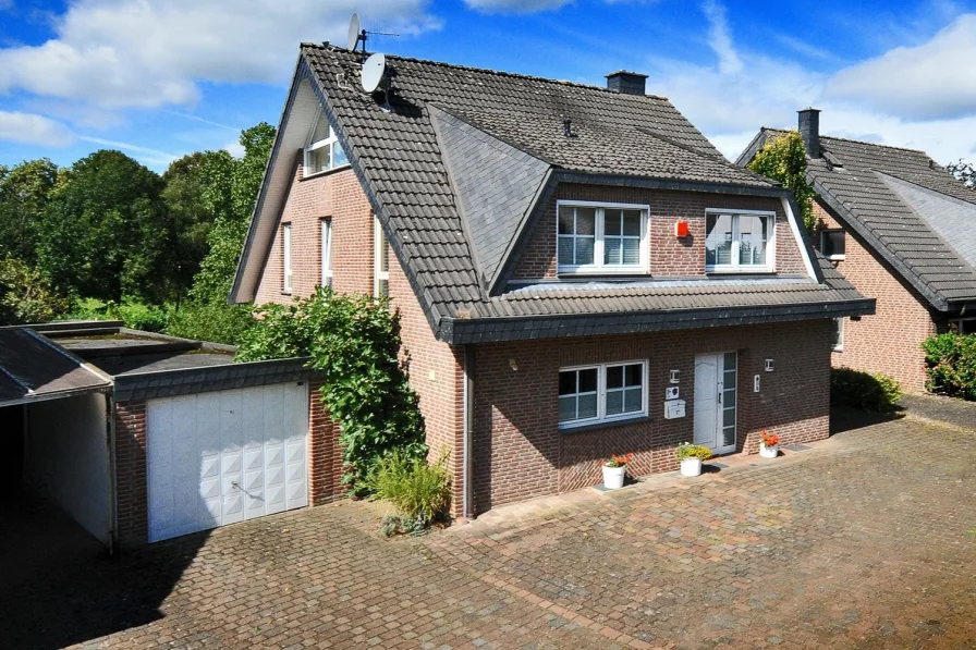 Hausansicht - Haus kaufen in Moers - Ein schönes Haus in allerbester Wohnlage mit Traumgrundstück