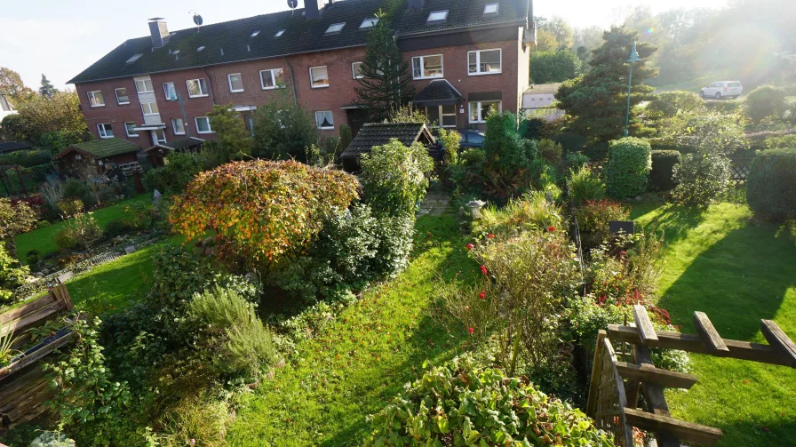 Blick vom Balkon in den Garten