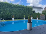 Moderne Terrasse mit Swimmingpool