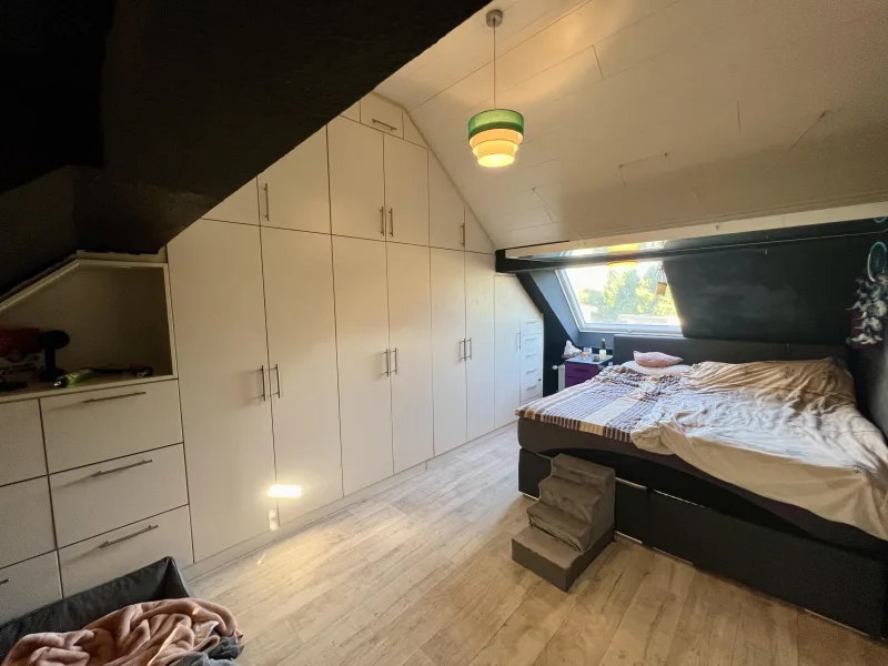 Schlafzimmer mit Einbauschrank