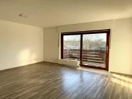 Wohnzimmer mit Zugang zum Balkon