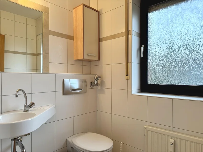 Modernes Gäste-WC mit Fenster