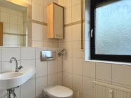 Modernes Gäste-WC mit Fenster