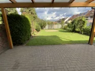 Terrasse mit Blick in den Garten