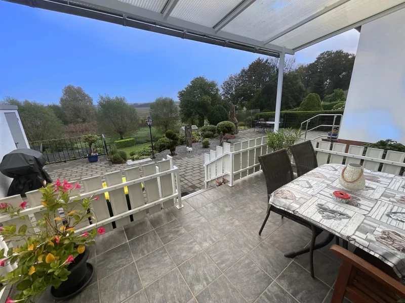 überdachte Terrasse mit Blick in den Garten