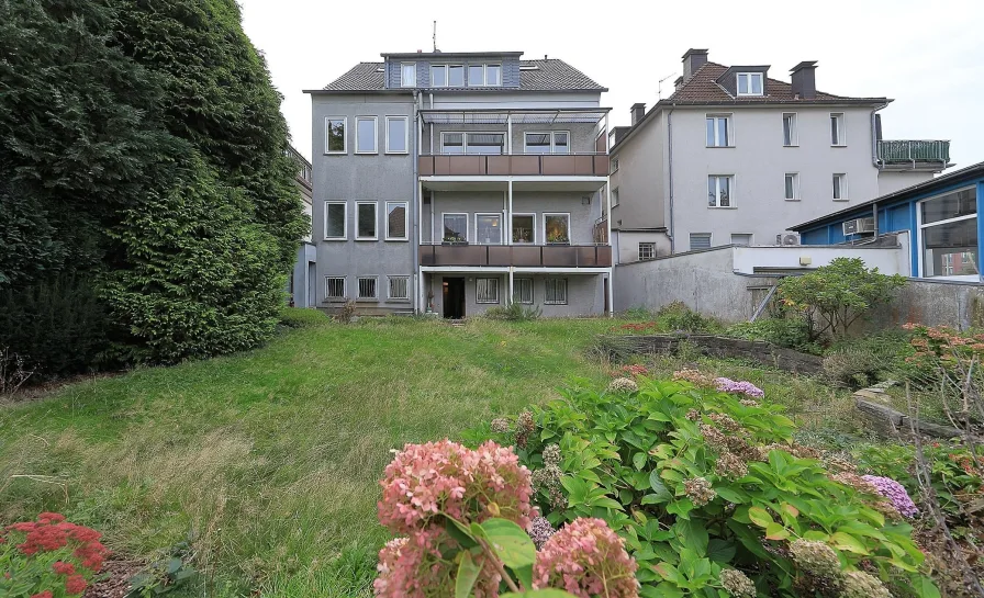 Gartenansicht - Haus kaufen in Essen - Wohn- und Geschäftshaus mit zwei Ladenlokalen und zwei freien Wohnungen nahe dem Stadtwaldplatz