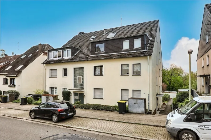 Straßenansicht - Wohnung kaufen in Essen - Flexibel wohnen! Apartment mit Terrasse + separater Wohnraum mit Bad im DG + Garage 