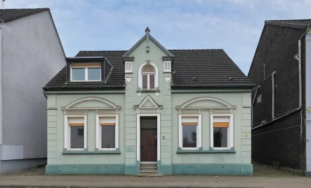 Vorderansicht mit Eingang Hauptwohnung (HW) - Haus kaufen in Essen - Aus alt mach neu! Schmuckes Schätzchen mit über 750 m² Grundstück sucht tatkräftige, neue Eigentümer