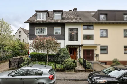 Straßenansicht - Haus kaufen in Essen - 2-Familienhaus mit Traumgarten: rd. 230 m² Platz für die große Familie mit handwerklichem Geschick