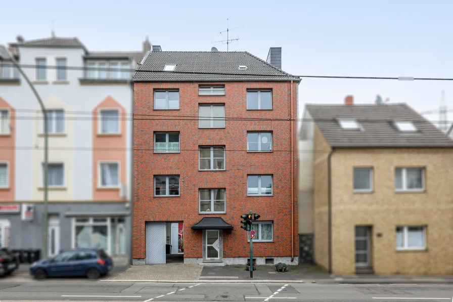 Straßenansicht - Haus kaufen in Essen - Gepflegtes 6-Familienhaus mit attraktiver Eigennutzeroption, Garten und freier Lagerhalle 