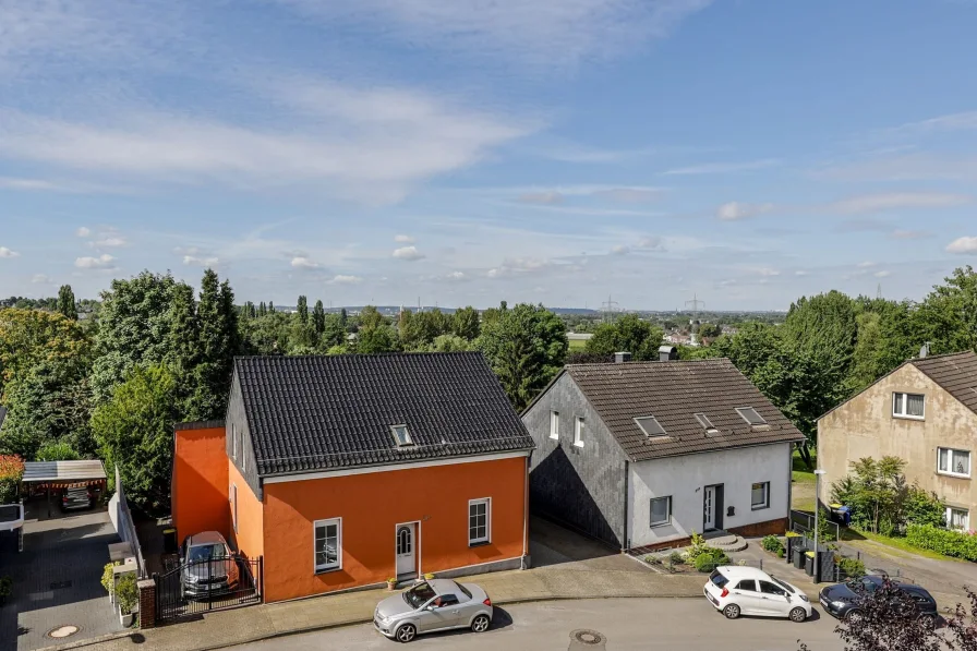 Ausblick von der Loggia - Wohnung kaufen in Essen - Modernisierungsbedürftige Dachgeschoss-Maisonette mit Loggia und TG-Stellplatz nahe dem Hexbachtal