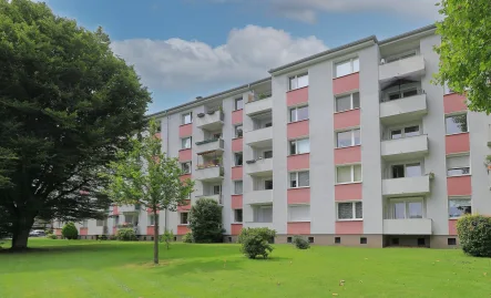 Rückansicht - Wohnung kaufen in Essen - Eigentumswohnung mit Potenzial! 2,5- bis 3,5-Raum-Wohnung mit Südbalkon und Kamin in Bergerhausen