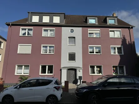 Straßenansicht - Wohnung kaufen in Gelsenkirchen - 2 ETWs im Paket! 4,5-Raum DG-Whg. mit rd. 75 m² und 1,5-Raum DG-Apartment mit rd. 37 m² in GE-Horst