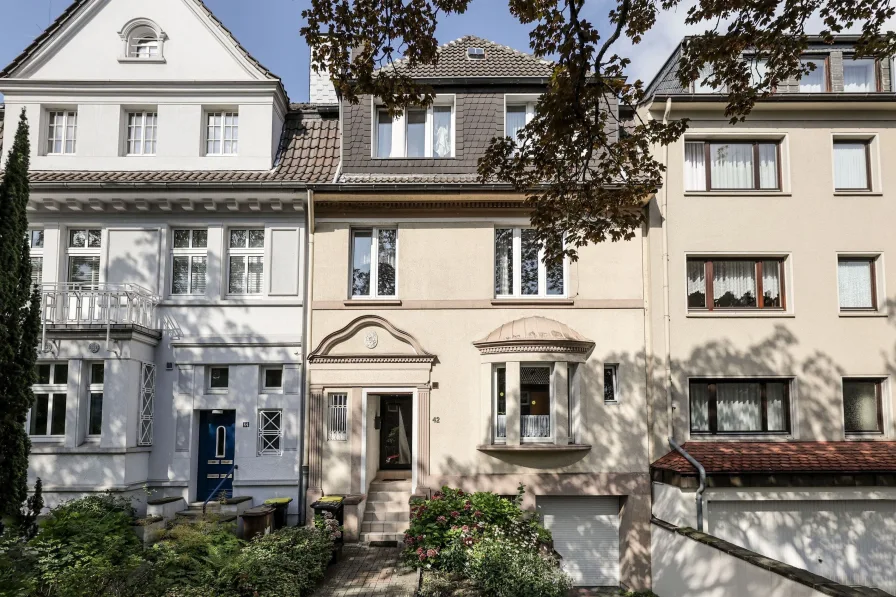 Straßenansicht - Haus kaufen in Essen - Rarität mit Sanierungsbedarf! Denkmalgeschütztes Reihenhaus mit über 250 m² Whnfl. im Moltkeviertel