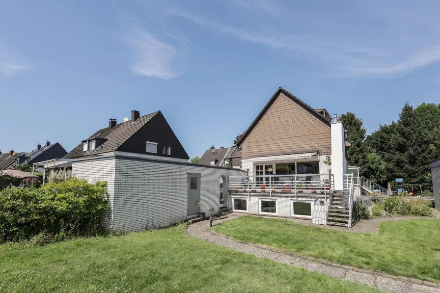 Gartenansicht_DHH - Haus kaufen in Essen - Doppelhaushälfte mit ca. 127 m², freistehender Bungalow mit ca. 120,7 m² auf ca. 1.130 m² Grundstück