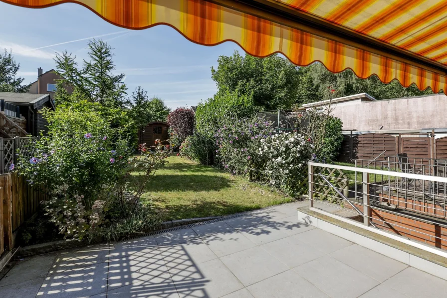 Terrasse und Garten - Haus kaufen in Essen - Modernisierungsbedürftiges Reihenmittelhaus mit Sonnenterrasse u. schönem Garten  