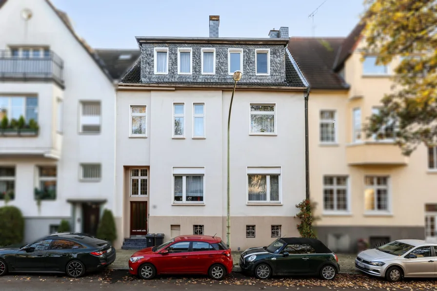 Straßenansicht  - Zinshaus/Renditeobjekt kaufen in Essen - Glücksfall! Stadthaus im Rüttenscheider Haumannviertel mit Eigennutzeroption im EG mit Garten 