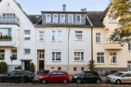 Straßenansicht  - Haus kaufen in Essen - Glücksfall! Stadthaus im Rüttenscheider Haumannviertel mit Eigennutzeroption im EG mit Garten 