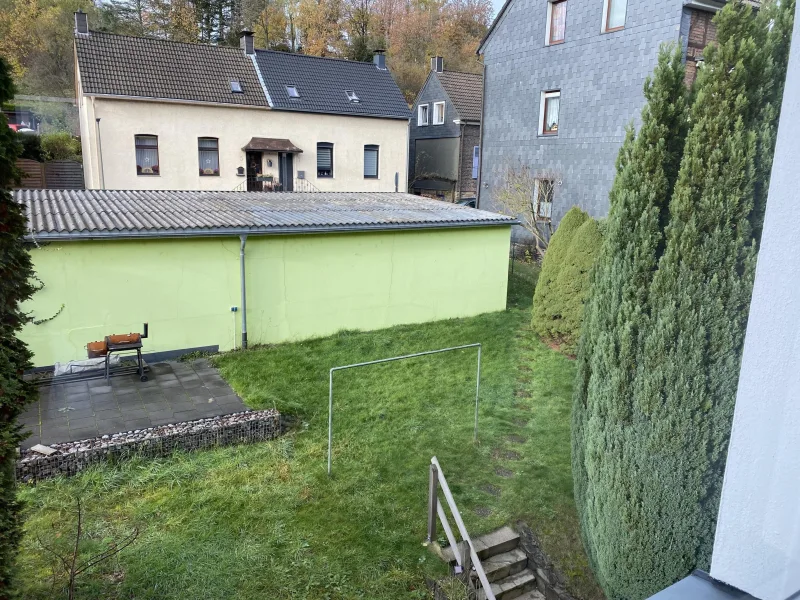 Blick auf Garten, Terrasse und Garagen