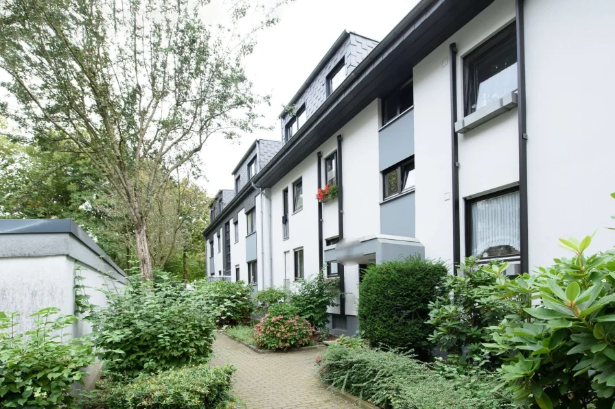 Zuwegung - Wohnung kaufen in Essen - Potenzial pur: Modernisierungsbedürftige 3,5-Raum-DG-Wohnung mit Privatsphäre und Garage in Kettwig