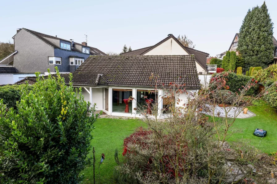 Blick auf das Gästehaus im Garten