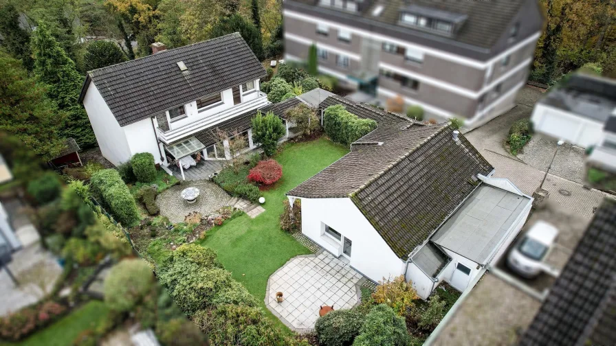 Draufsicht Haupthaus und Gästehaus - Haus kaufen in Essen - Großzügiges, freistehendes Einfamilienhaus mit Gästehaus und 3 Garagen in Heisingen