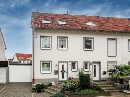 Vorderansicht - Haus kaufen in Essen - Gepflegt mit Top-Ausstattung! Familienfreundliches Reihenendhaus mit schönem Garten und 2 Garagen 