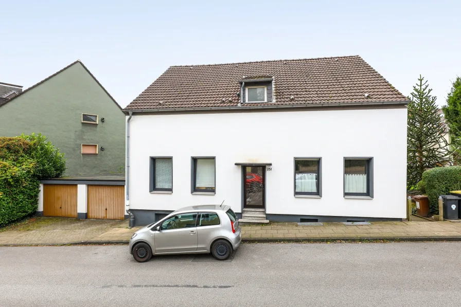 Straßenansicht - Haus kaufen in Essen - Eigennutzung und/ oder Kapitalanlage! 3-Familienhaus mit freier ca. 92 m² großen Wohnung 