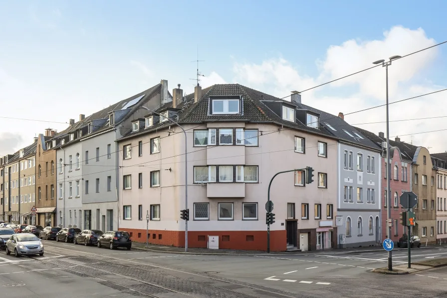 Straßenansicht - Wohnung kaufen in Essen - Kapitalanleger aufgepasst! Vermietete 3,5-Raum-Wohnung mit Tageslichtbad in Frohnhausen