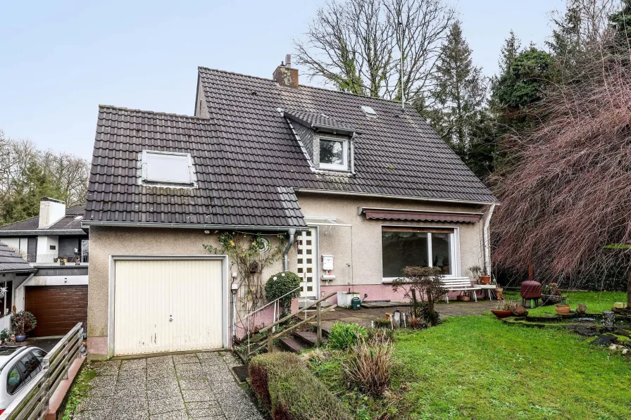 Hausansicht - Haus kaufen in Essen - Rarität mit herrlichem Ausblick in ruhiger Naturlage über dem Ruhrtal! 60er-Jahre-Haus mit Potenzial