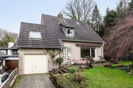 Hausansicht - Haus kaufen in Essen - Rarität mit herrlichem Ausblick in ruhiger Naturlage über dem Ruhrtal! 60er-Jahre-Haus mit Potenzial