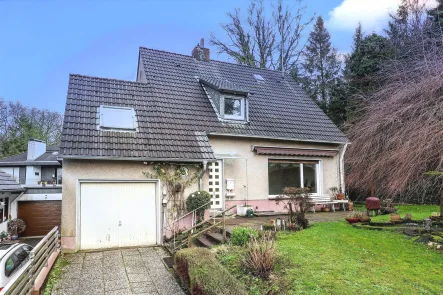 Hausansicht - Haus kaufen in Essen - Rarität mit herrlichem Ausblick in ruhiger Naturlage über dem Ruhrtal! 60er-Jahre-Haus mit Potenzial